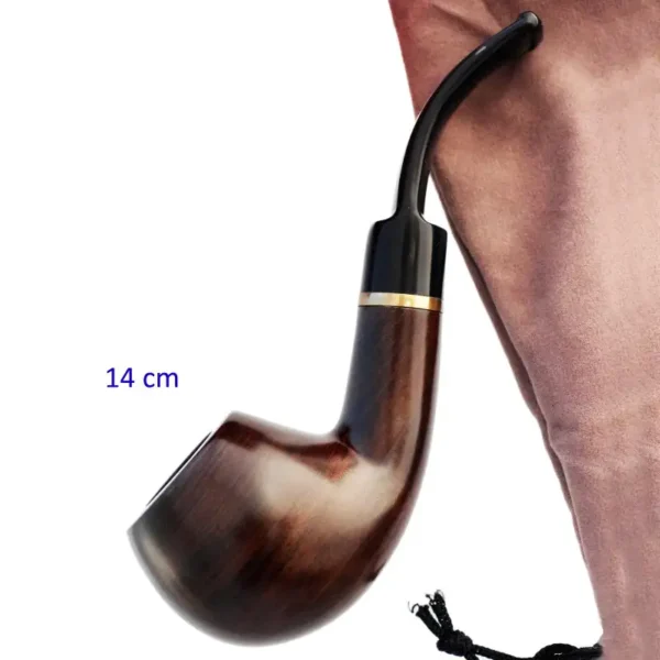 Pipa de madera curvada de 14 cm con boquilla negra y detalle dorado, acompañada de una bolsa de tela para su transporte.
